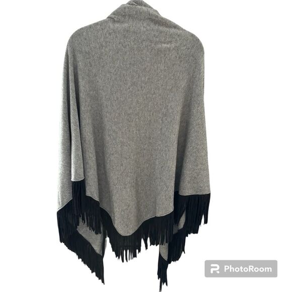 La Fiorentina Faux Suede Fringe Cape Women’s Ruana Wrap - Picture 3 of 7